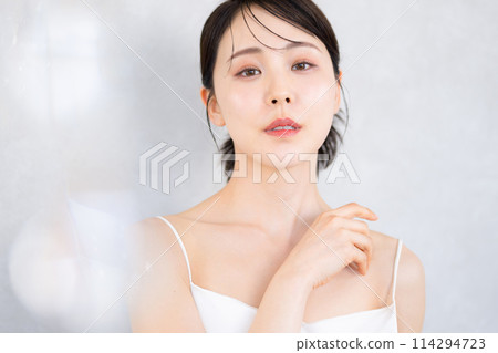 穿著白色連身裙的美麗女人 Beauty/Beauty 美麗的美白、光澤、護膚 看著相機 114294723