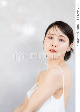 穿著白色連身裙的美麗女人 Beauty/Beauty 美麗的美白、光澤、護膚 看著相機 114294728