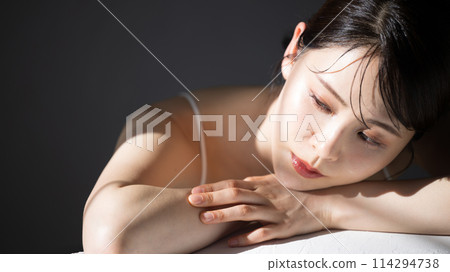 一位年輕美女的特寫，具有透明感和光澤感，灰色背景 114294738