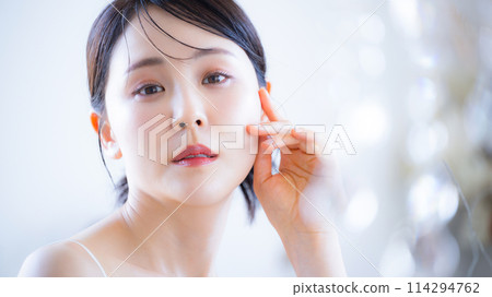 Glossy beauty and beauty: Luxurious Asian beauty woman with girly makeup, looking at camera Glossy beauty and beauty: Luxurious Asian beauty woman with girly makeup, looking at camera 114294762