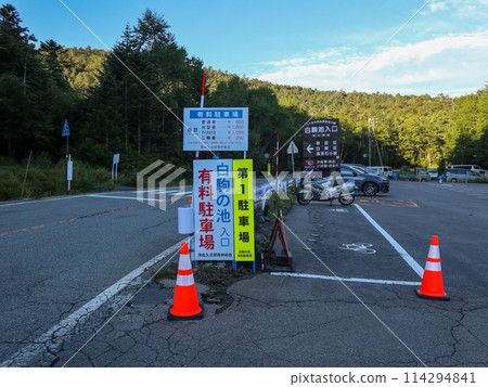 A paid parking lot at the entrance to Shirakome Pond in Sakuho Town, Nagano Prefecture, early in the summer A paid parking lot at the entrance to Shirakome Pond in Sakuho Town, Nagano Prefecture, early in the summer 114294841
