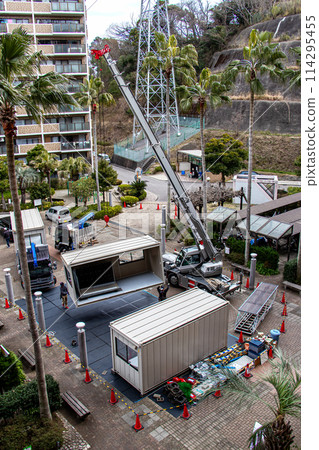 A construction site for large-scale repair work on an apartment building. A construction site where temporary offices, offices, and accommodation units are being assembled. 114295455