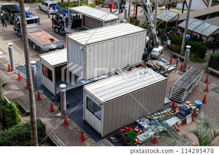 A construction site for large-scale repair work on an apartment building. A construction site where temporary offices, offices, and accommodation units are being assembled. 114295478