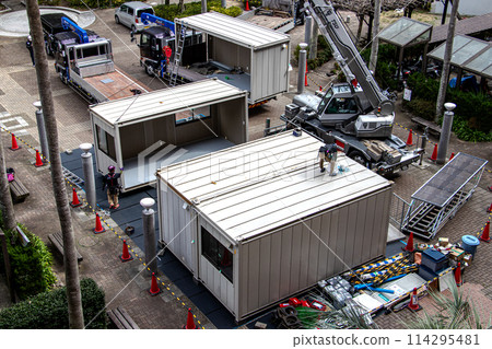 A construction site for large-scale repair work on an apartment building. A construction site where temporary offices, offices, and accommodation units are being assembled. 114295481