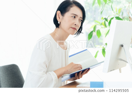 Business woman worried in the office Business woman worried in the office 114295505