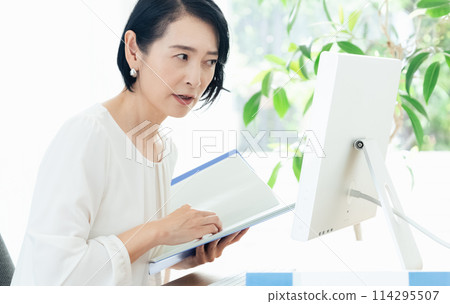 Business woman worried in the office Business woman worried in the office 114295507