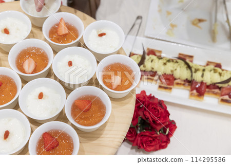 色彩繽紛的蛋糕糖果自助餐形象 114295586