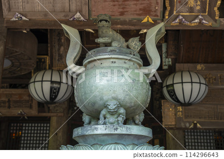 Hasedera Temple: A large incense burner supported by a demon in the worship hall 114296643
