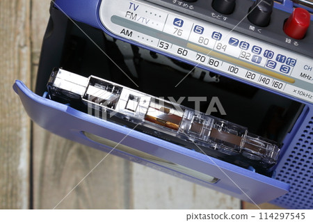 Radio cassette and cassette tape 114297545