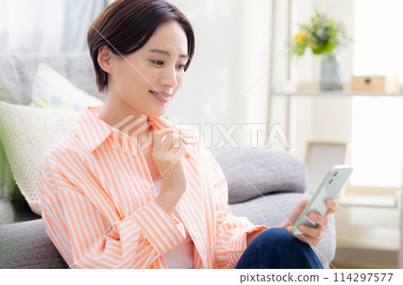 看智能手機的婦女 114297577