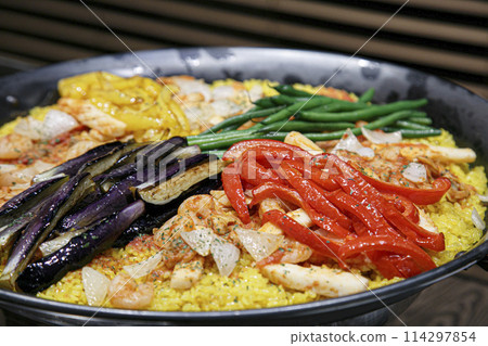 A luxurious party dish image: Paella A luxurious party dish image: Paella 114297854