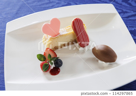 Chocolate cake with strawberries Chocolate cake with strawberries 114297865