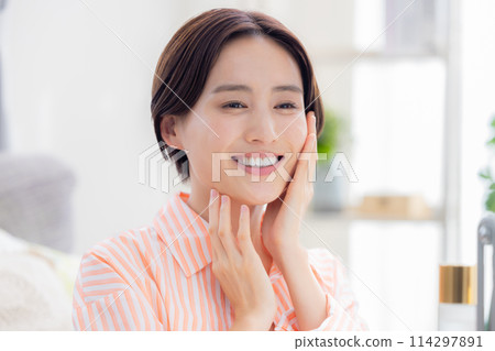 美容形象:照鏡子做保養的女人 美容形象:照鏡子做保養的女人 114297891