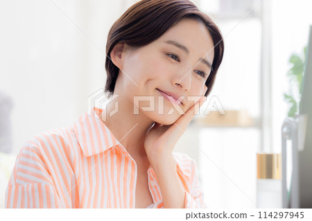 美容形象:照鏡子做保養的女人 美容形象:照鏡子做保養的女人 114297945