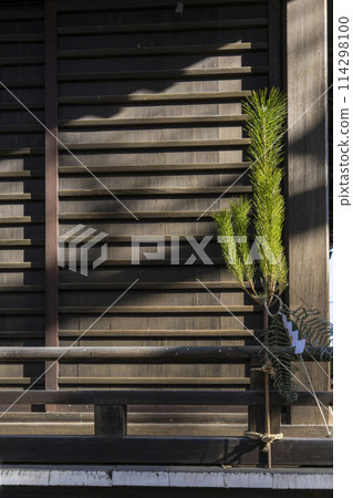 有新年裝飾的神社走廊,中野區,冰川神社 有新年裝飾的神社走廊,中野區,冰川神社 114298100