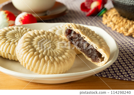Monaka snacks, Japanese sweets, traditional food 114298240