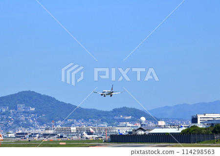 大阪國際機場JAL飛機降落準備就緒森ji川ji 大阪國際機場JAL飛機降落準備就緒森ji川ji 114298563