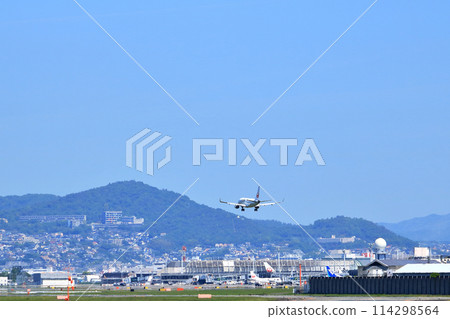 大阪國際機場JAL飛機降落準備就緒森ji川ji 大阪國際機場JAL飛機降落準備就緒森ji川ji 114298564