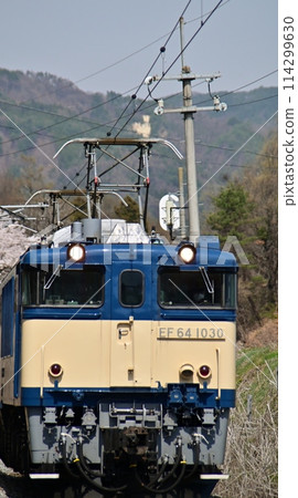An electric locomotive running through the Oike crossing below Obasute Station on the JR Shinonoi Line 114299630