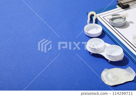 Contact lenses with accessories and a sight test plate Contact lenses with accessories and a sight test plate 114299711