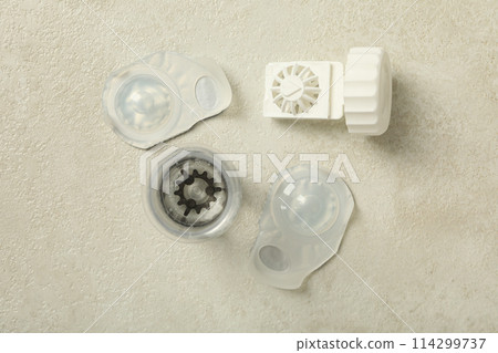 Contact lenses for eyes with a container for their storage 114299737