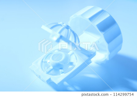 Contact lenses for eyes with a container for their storage 114299754