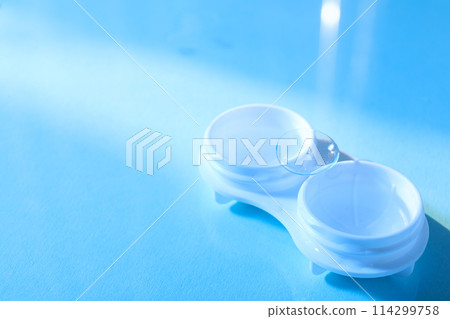 Contact lenses for eyes with a container for their storage 114299758