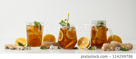 Cold tea with fresh oranges and mint leaves 114299786