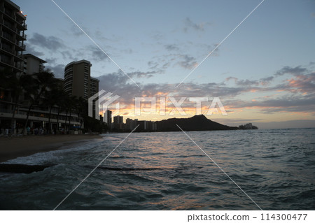 Sunrise over Diamond Head, Hawaii 114300477