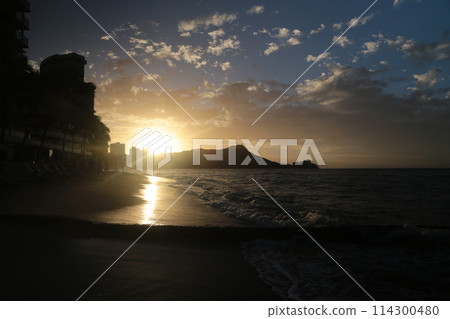 Sunrise over Diamond Head, Hawaii 114300480