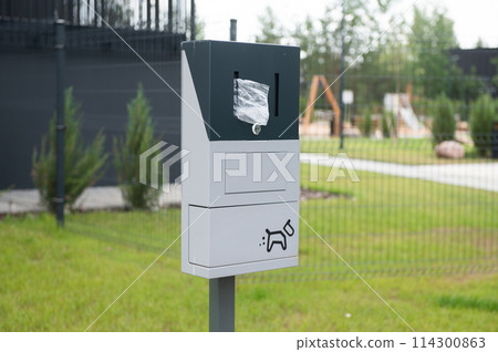 Metal urn with dog walking bags 114300863