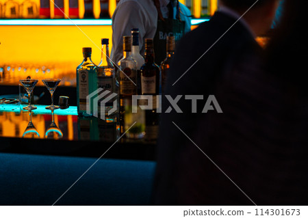 bartender bar shaker alcohol whiskey gin glass bar counter 114301673