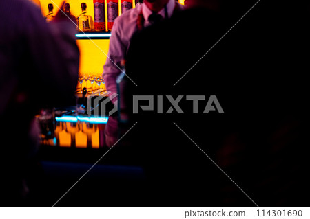 調酒師酒吧搖酒器酒精威士忌杜松子酒玻璃酒吧櫃檯 114301690