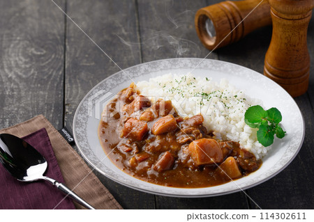 咖哩飯配上大量的蔬菜 114302611