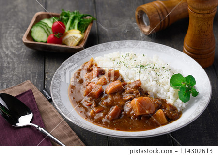 咖哩飯配上大量的蔬菜 114302613