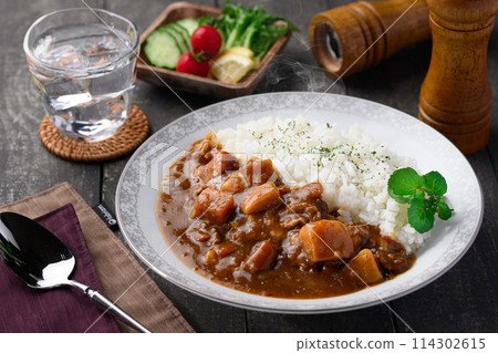 咖哩飯配上大量的蔬菜 咖哩飯配上大量的蔬菜 114302615