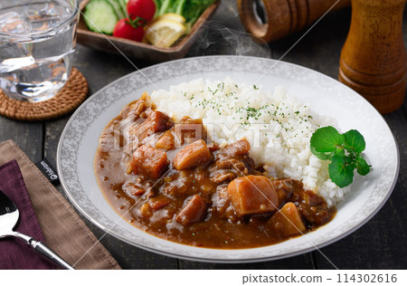 咖哩飯配上大量的蔬菜 114302616