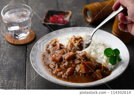 咖哩飯配上大量的蔬菜 114302619