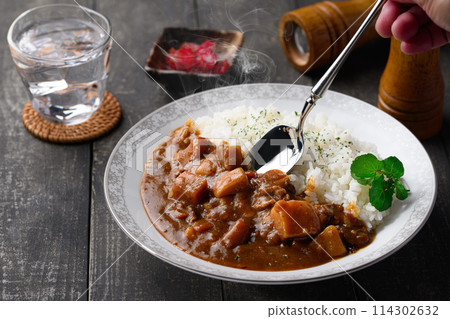 咖哩飯配上大量的蔬菜 114302632