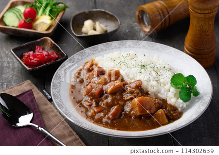 Curry rice with plenty of vegetables 114302639