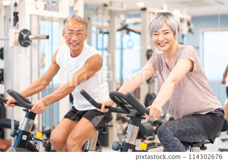 老夫婦在健身房鍛煉 114302676
