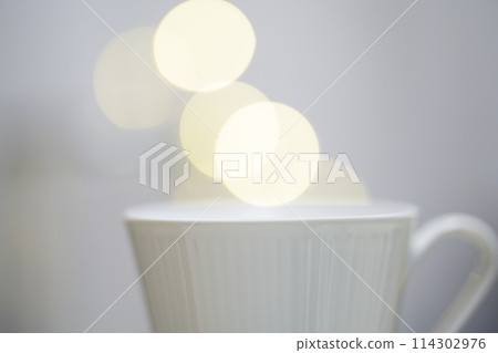 充滿溫暖光線和蒸氣的舒緩飲品 充滿溫暖光線和蒸氣的舒緩飲品 114302976