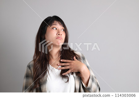 30s Asian woman 114303006