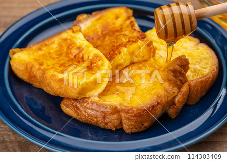 sprinkle honey on french toast sprinkle honey on french toast 114303409