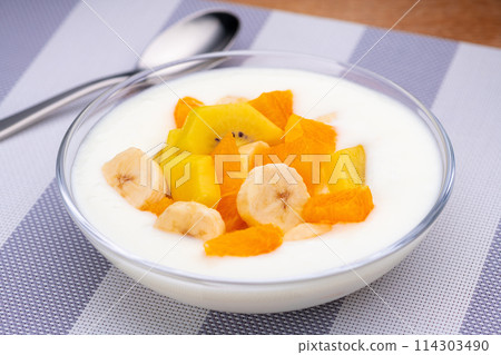 桌上的水果酸奶 桌上的水果酸奶 114303490