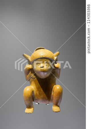 Pre-Columbian gold artifact - statuette in the Museo del Oro - Gold Museum located in Bogota, Colombia. 114303866