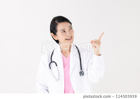 中年婦女，白大褂，指著 114303939