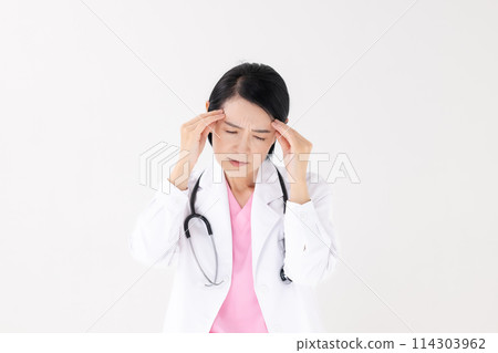 Middle-aged woman, white coat, headache Middle-aged woman, white coat, headache 114303962