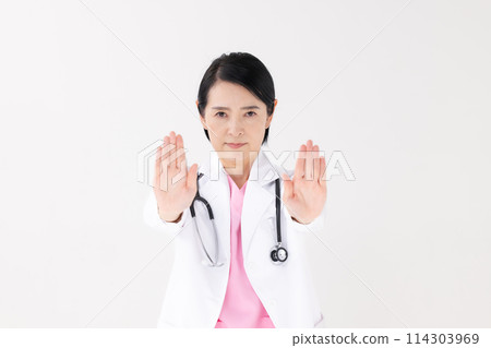 Middle-aged woman, white coat, divorce 114303969