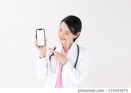中年婦女白大褂智慧型手機 114303973
